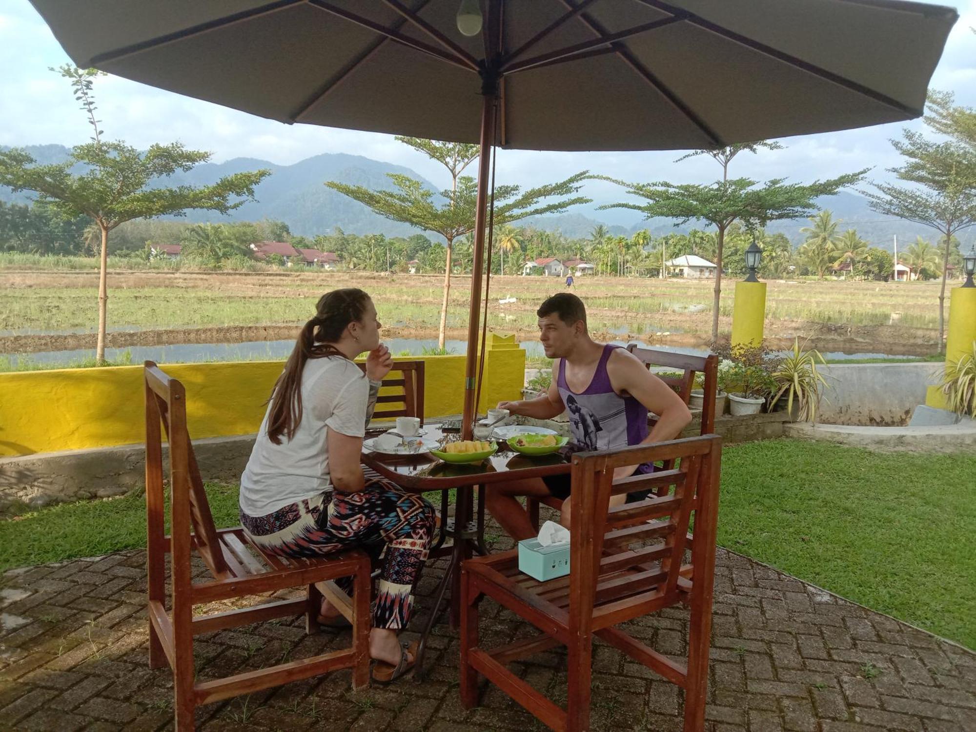 Ambow Homestay Jungle Trekking & Village Tour Bukit Lawang Eksteriør bilde
