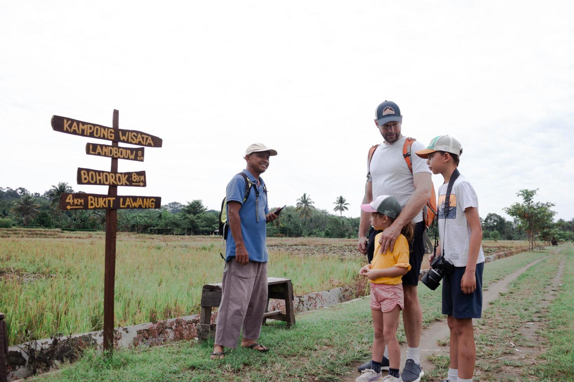 Ambow Homestay Jungle Trekking & Village Tour Bukit Lawang Eksteriør bilde